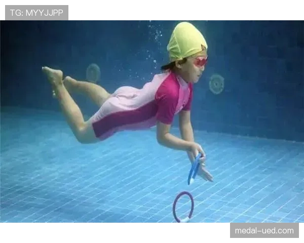 余依婷训练完随手啃蛋白棒的样子，真不像刚游完400混的人